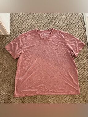 Tommy Bahama V-Neck Short Sleeve T-Shirt in Dusty - Rose